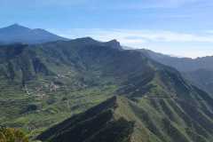 Hügelkette im Nordosten von Teneriffa mit Blick auf Teide